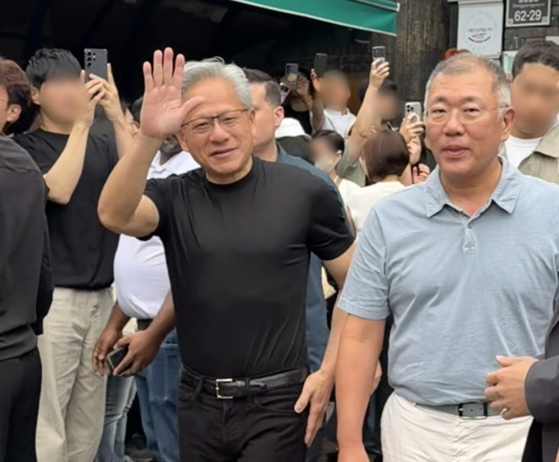<b>젠슨 황</b>-<b>정의선</b> ‘평냉 <b>회동</b>’…우래옥서 만났다