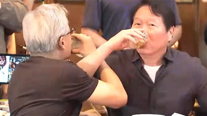 <b>젠슨 황</b>, <b>최태원</b>과 ‘깐부 <b>회동</b>’…러브샷에 “More HBM” 외쳐