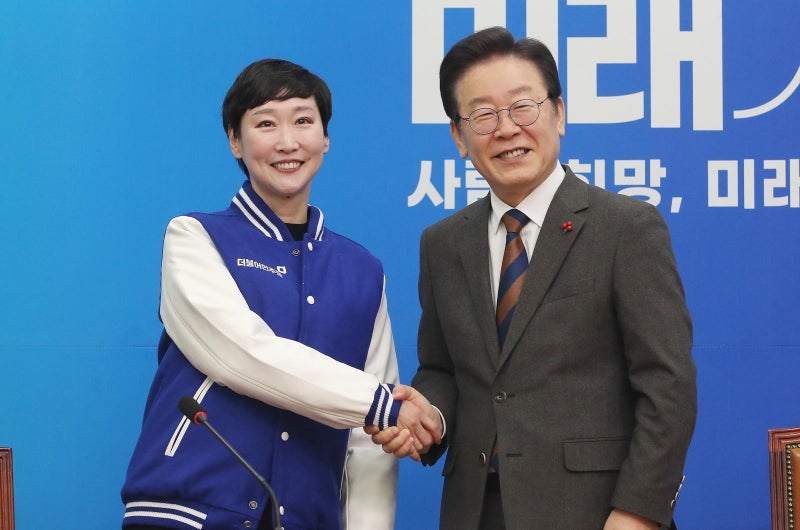 <b>이지은</b> 민주<b>대변인</b> “李대통령, 尹처럼 하시나” 발언 논란