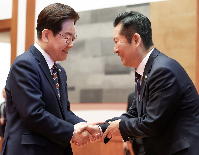 鄭 “정권은 짧다”에…靑 내부 “대통령 탄핵 협박 아니냐” 분노