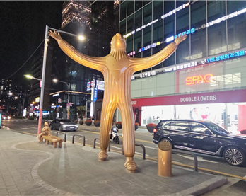 강남역에 ‘새 머리형 외계인’ 닮은 조각상