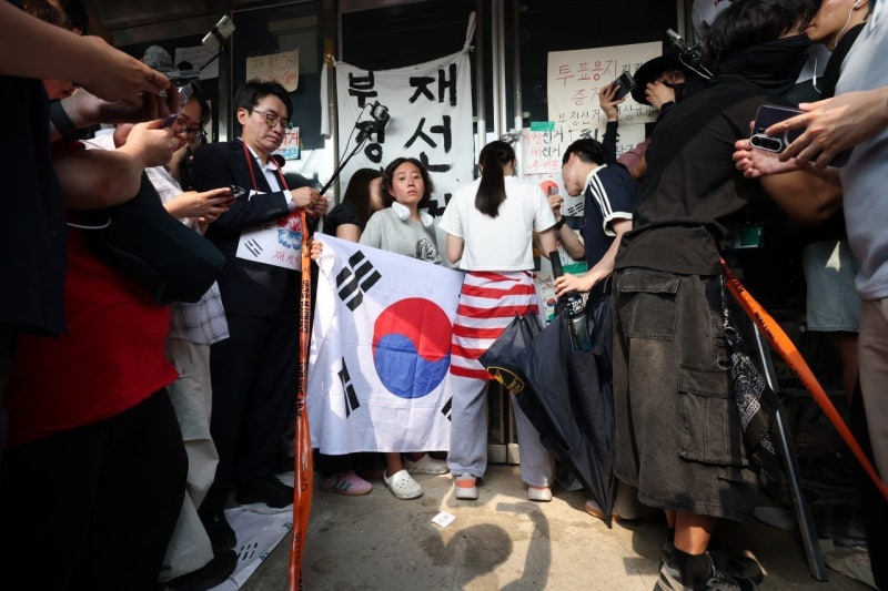 시위자 1명이 문앞 저지…체육단체, 野중재에도 진입 못했다