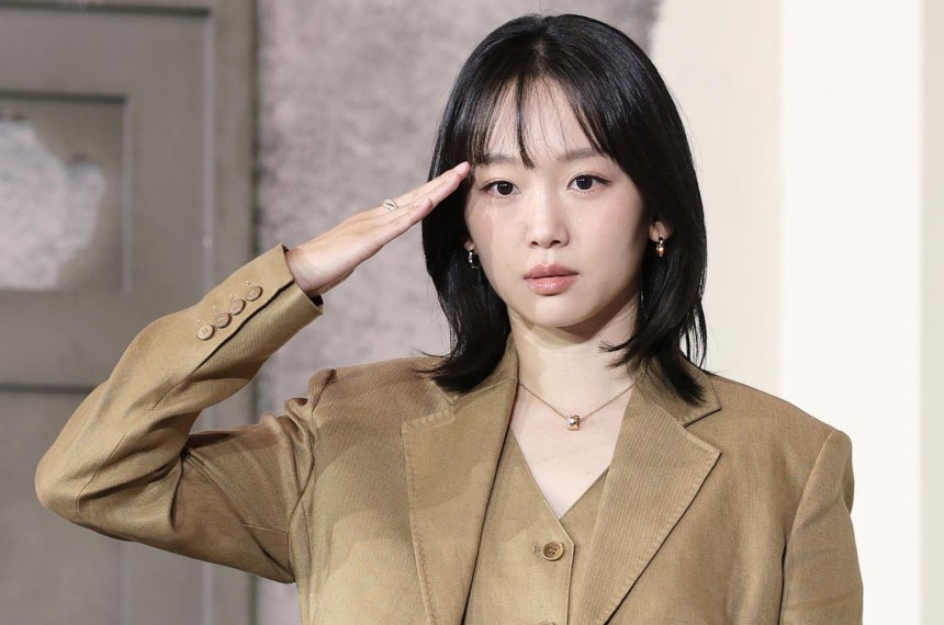 배우 진기주가 5일 서울 중구 앰배서더 서울 풀만 호텔에서 열린 넷플릭스 시리즈‘참교육’(감독 홍종찬) 제작발표회에서 포즈를 취하고 있다‘참교육’은 선넘는 학생,교사,학부모로 인해 무너진 대한민국의 교권과
