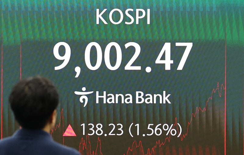 <b>코스피</b> 사상 최초 <b>9000선 돌파</b>…1.5% 상승