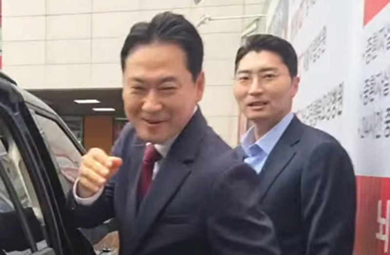 <b>장동혁</b>, 엿새만에 웃으며 <b>퇴원</b>…퇴진론속 당무 복귀할 듯