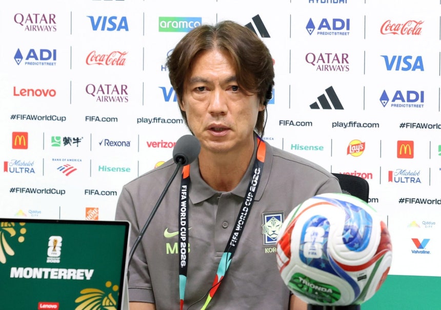 축구 국가대표팀 홍명보 감독이 2026 북중미 월드컵 조별리그 3차전 남아프리카공화국과의 경기를 하루 앞둔 23일(현지 시간) 멕시코 몬테레이 스타디움에서 열린 공식 기자회견에서 취재진 질문에 답변하고 있다. 몬테레