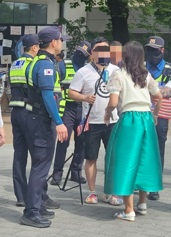 지난 22일 송파구 올림픽공원 핸드볼경기장 개표소 봉쇄 시위 현장에서 40대 여성 김 모 씨가 다른 유튜버들과 말다툼을 벌이고 있다. 2026.06.25 ⓒ 뉴스1