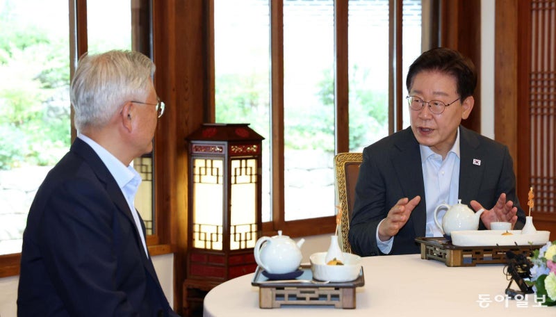 文 “당 먼저 단합해야”…李 “외연 확장해 구조적 다수 창출”