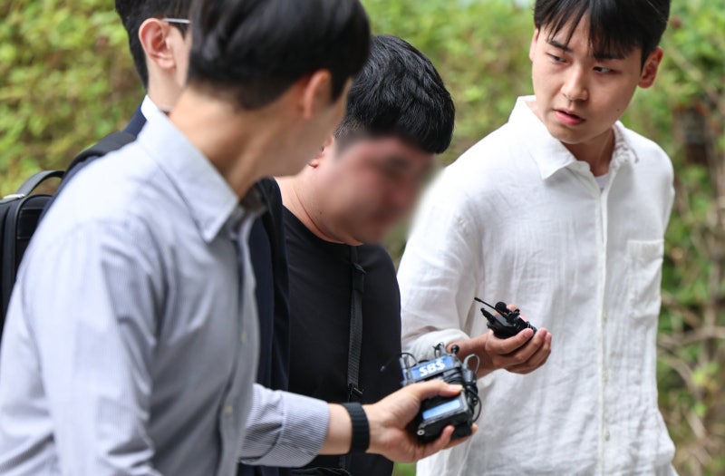 <b>잠실 개표소</b> 경찰 <b>폭행</b> 혐의 20대 2명 구속영장 기각