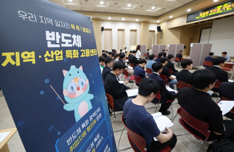 [사설]‘고용 없는 성장’ 돌파구는 서비스업… 잠자는 法부터 깨워야