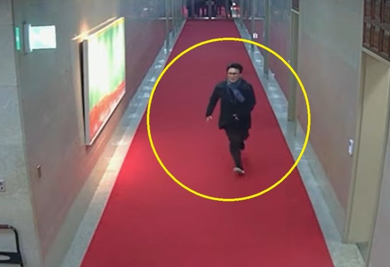국회 담장 넘어 뛰어가는 김민석…김어준, 계엄 당시 CCTV 공개