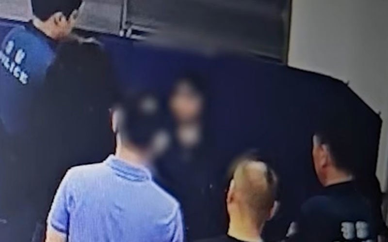 마트 배회 외국인이 든 비닐봉지에 1.6억 돈뭉치…그녀의 정체는?