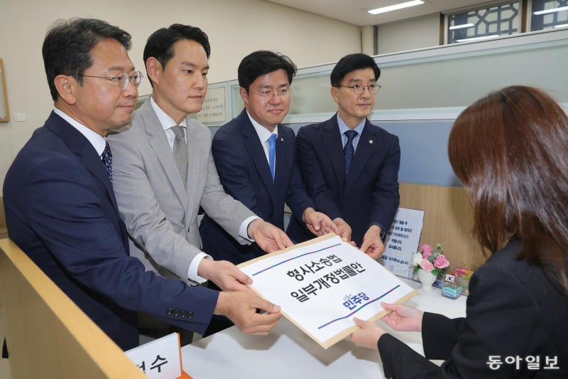 與 “경찰 보완수사 거부땐 징계”… “사건 암장 막기엔 역부족” 지적도