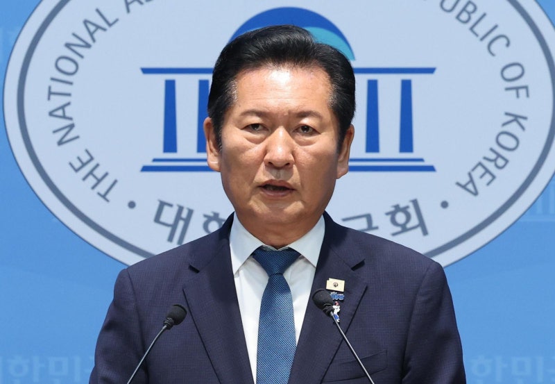 與 ‘<b>당대표</b> 선호투표제’ 의결…친청 이성윤 최고위원직 사퇴