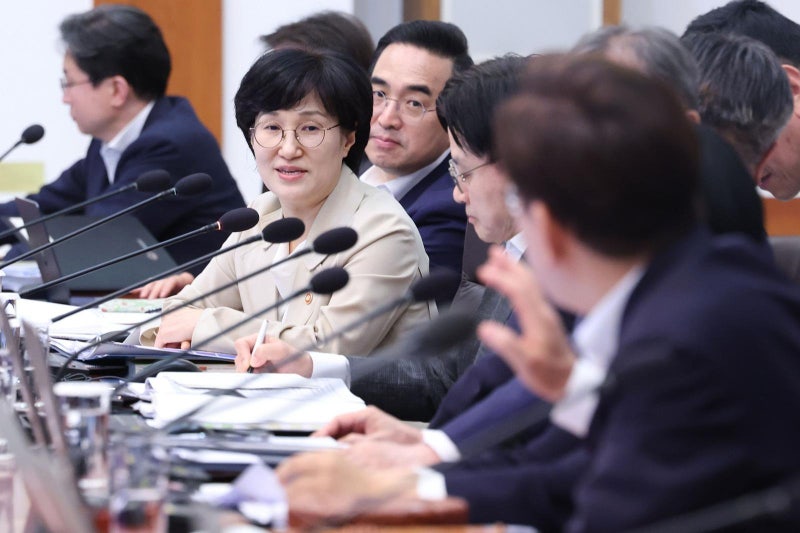 <b>촉법소년</b> 14→13세 <b>하향</b> 권고에…李 “너무 미약하지 않나”
