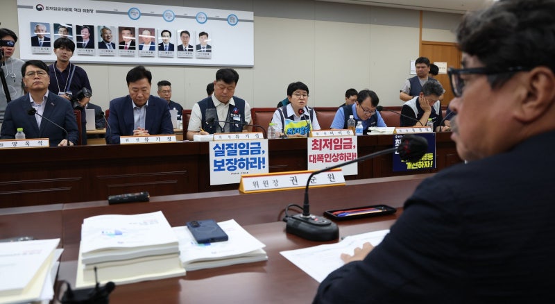 [속보]<b>내년 최저임금</b> 3.7% 올라 1만700원…월급 환산 223만6300원