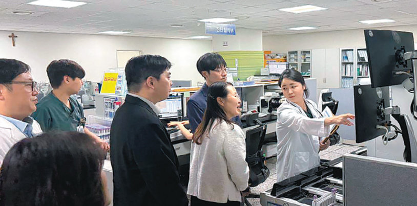 올 4월 인천 서구 가톨릭관동대 국제성모병원에서 질병관리청 담당자들이 의료진으로부터 말라리아 조기 진단 체계에 관한 설명을 듣고 있다.질병관리청 제공