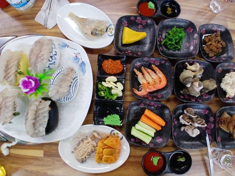 싱싱한 회 한 점에 바다 한 입… 여름바다를 맛있게 즐기는 법[김도언의 너희가 노포를 아느냐]