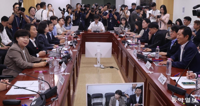 강성층 결집 밀착하는 정청래-유시민… 친명 “대통령을 적으로 만들어”