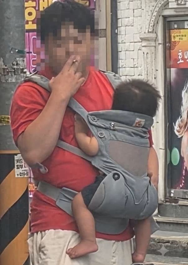 자기 아기 목에 걸어놓고 담배 뻑뻑 피우는 막장 아빠 충격