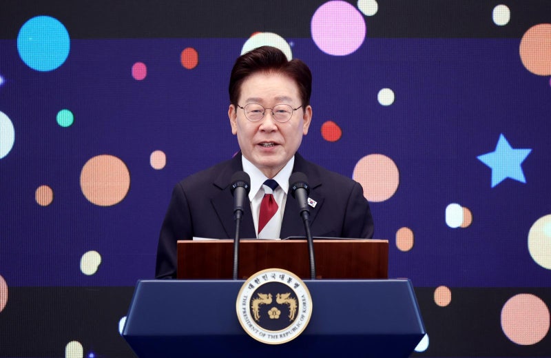 李 “누구도 <b>헌법</b> 위 군림 안돼…민주주의 위협 다신 없어야”
