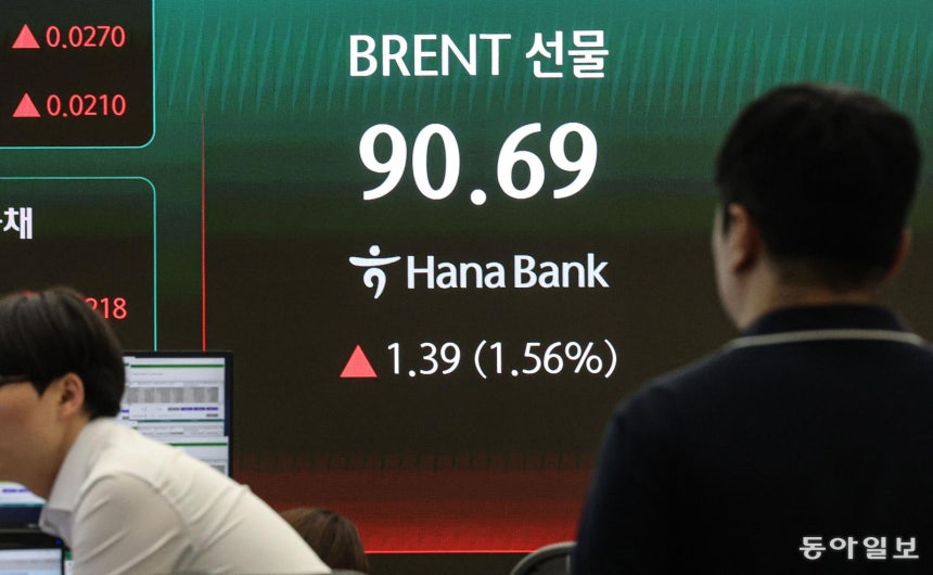 20일 서울 중구 하나은행 딜링룸에 오후 4시 기준 북해산 브렌트유 선물 가격이 표시돼 있다. 브렌트유 선물가격이 배럴당 90달러를 넘어선 것은 지난달 11일(현지 시간) 이후 39일 만이다. 이한결 기자