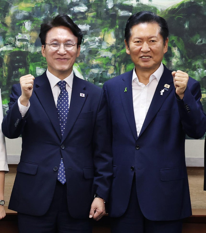 더불어민주당 당권에 도전하는 김민석, 정청래 후보가 21일 서울 중구 서울시의회에서 열린 당대표 후보자 초청 간담회에 앞서 나란히 기념촬영을 하고 있다. 뉴스1