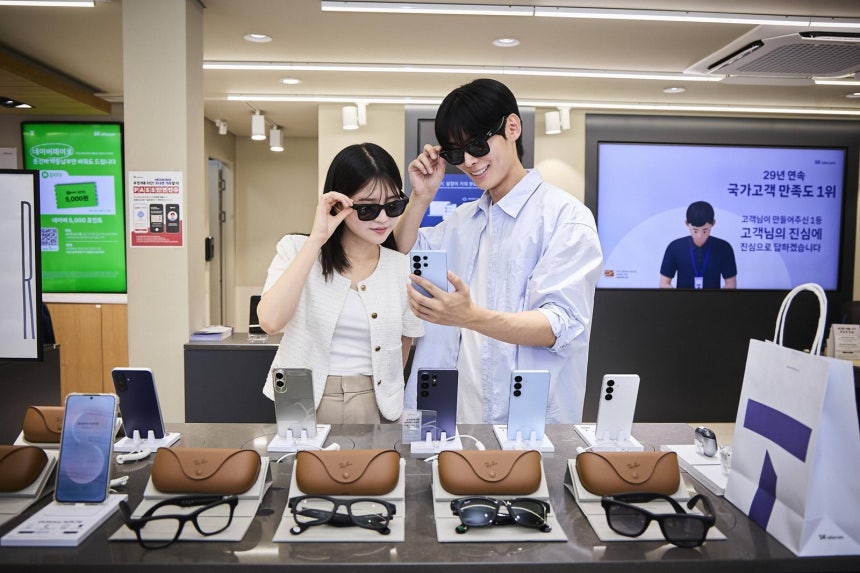  22일 SK텔레콤 매장에서 방문객들이 인공지능(AI) 글라스 ‘레이밴 메타 2세대(Gen2)’를 착용해 보고 있다. 메타와 에실로룩소티카가 공동 개발한 AI 글라스로 음성 명령을 통해 정보 검색과 사진·영상 촬영,