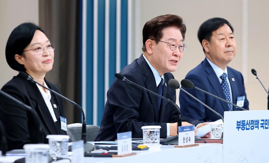 이재명 대통령이 23일 서울 여의도 KBS 별관 공개홀에서 열린 부동산정책 국민 대토론회에서 발언하고 있다.  왼쪽부터 한성숙 국무총리, 이 대통령, 구윤철 경제부총리 겸 재정경제부 장관, 강훈식 비서실장. (청와대