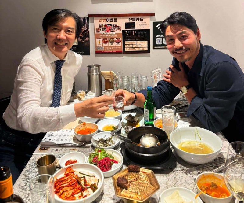 소주잔 인증샷에 개봉된 와인병? 조국 “4명이 취향 따라 마셨다”