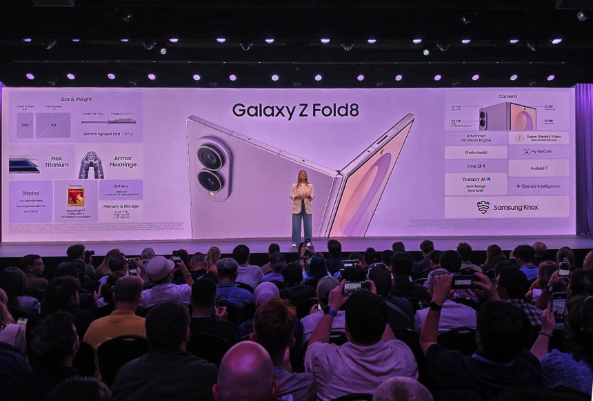 22일(현지시간) 영국 런던 올드 빌링스게이트에서 열린 ‘갤럭시 언팩(Galaxy Unpacked) 2026’에서 관계자가 갤럭시Z 폴드8 대해 설명하고 있다. (삼성전자 제공) 2026.7.23 ⓒ 뉴스1