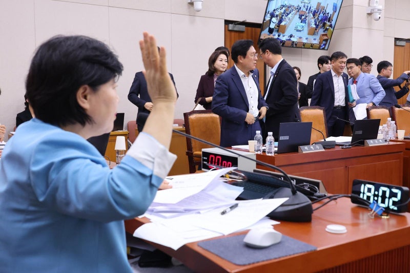 與, <b>형소법</b> 개정안에 ‘<b>공소기각</b>’ 끼워넣기 논란