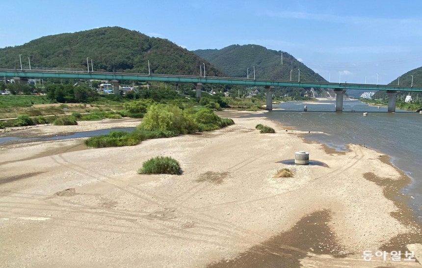 메마른 강물 29일 경북 포항시 남구 형산강이 폭염과 강수 부족으로 수위가 낮아지면서 강바닥이 넓게 드러나 있다. 포항=명민준 기자 mj86@donga.com