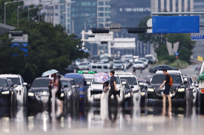 [속보]서울·경기남부에 사상 첫 ‘<b>폭염중대경보</b>’…내일 11시 발효