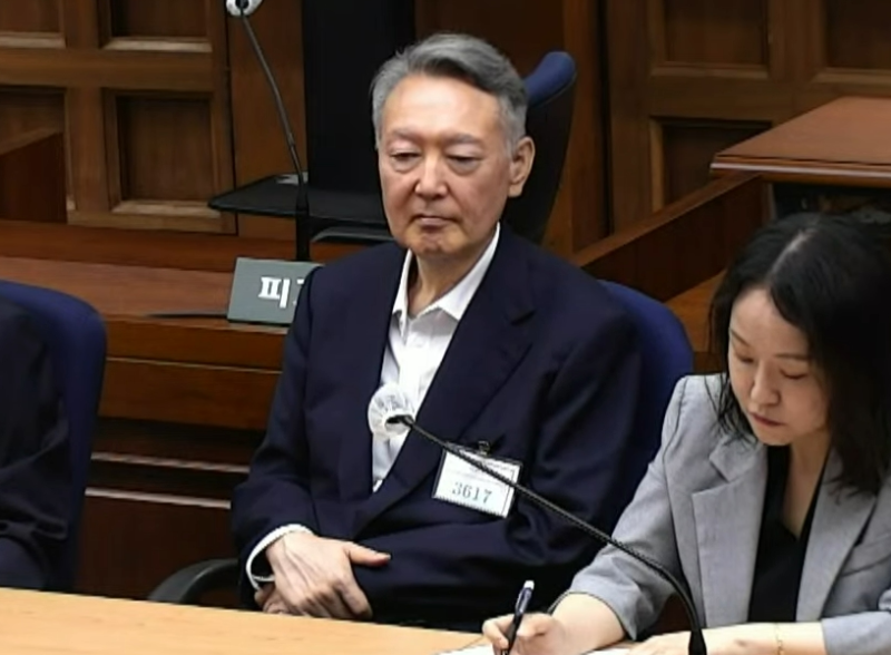 “尹, ‘계엄 정당 메시지’ 한 문장씩 불러주며 美 전달 지시”