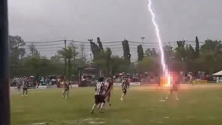 축구 경기 중 날벼락 떨어진 기막힌 참사… 선수 사망까지