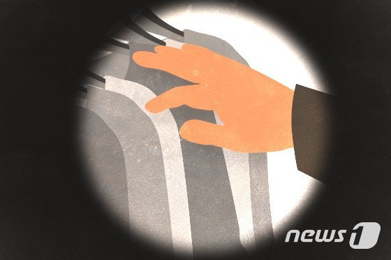 명품 옷 집어 가방에…백화점 돌며 2800만원어치 훔친 중국인
