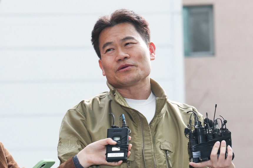 이재명 대통령과 이준석 개혁신당 대표 관련 허위 사실을 유포한 혐의를 받는 한국사 강사 출신 유튜버 전한길 씨가 1일 오전 서울 동작경찰서에 피의자 신분으로 출석하기 앞서 자신의 입장을 밝히고 있다.2026.4.1
