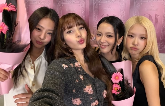 <b>블랙핑크</b>, 팬 40명 불러 ‘데뷔 <b>10주년</b> 행사’