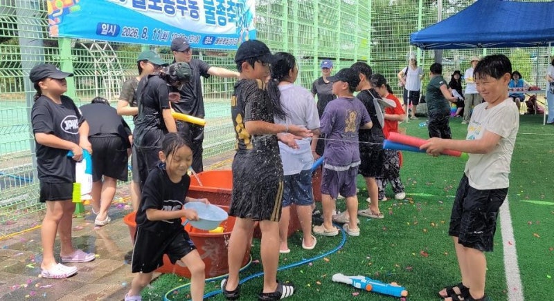 양손에 쌍물총… 워터파크 안 부럽네