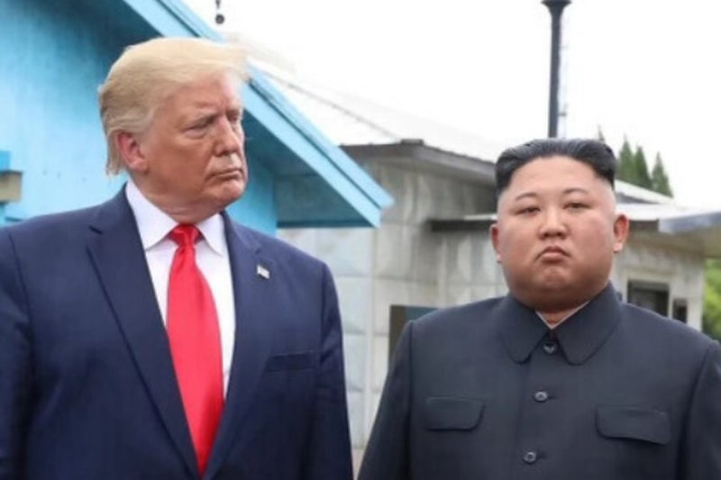 <b>트럼프</b>, <b>김정은 사진</b> 올리고 “우린 아주 잘 지내”
