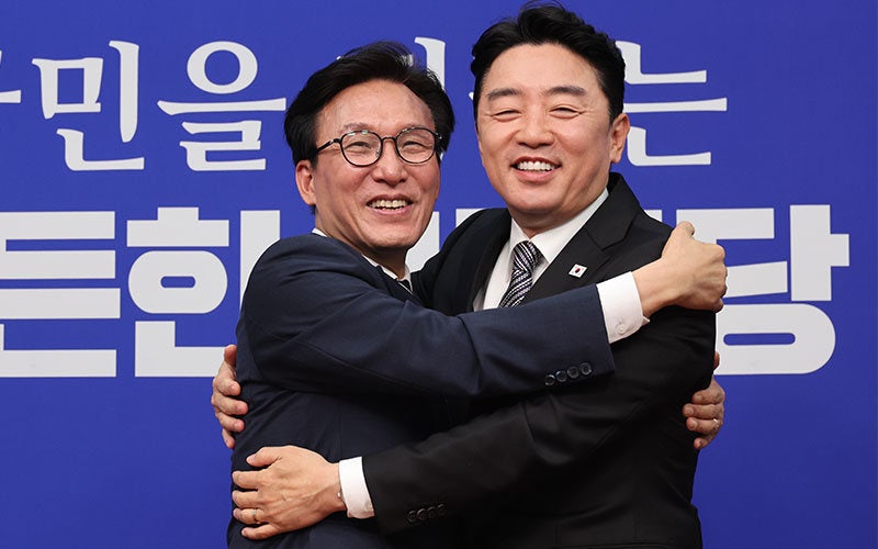 <b>김민석</b>, <b>취임</b> 첫날 靑강훈식과 포옹…“벽 없는 원팀”