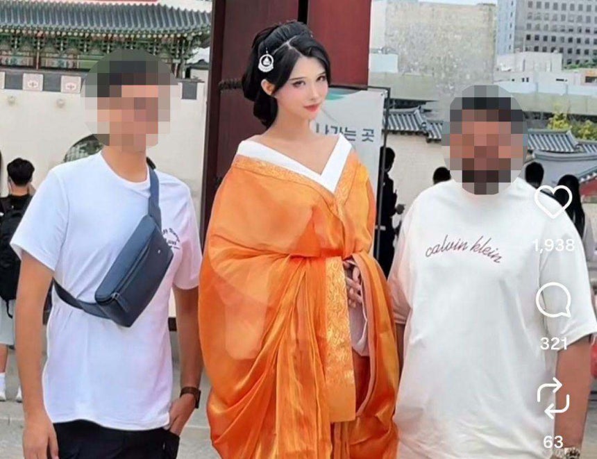 최근 중국 인플루언서가 경복궁에서 외국인 관광객들과 사진 촬영하는 모습. 사진=서경덕 교수 제공