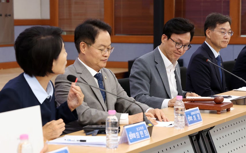김민석 더불어민주당 대표가 21일 오전 강원 강릉시청에서 열린 ‘강릉 최고위원회의’에서 최민희 최고위원의 발언을 듣고 있다. 2026.8.21/뉴스1