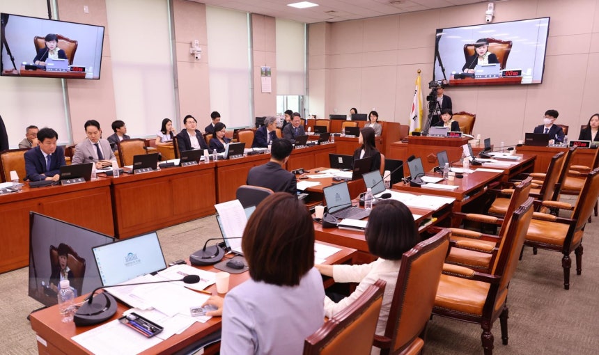 21일 여의도 국회 법제사법위원 전체회의에서 퇴장한 국민의힘 의원들의 자리(오른쪽)가 보이고 있다. 2026.08.21. 서울=뉴시스