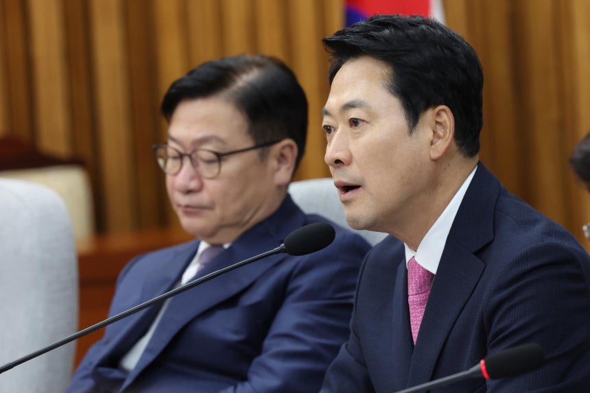 장동혁 국민의힘 대표가 20일 오후 서울 여의도 국회에서 열린 ‘이재명 정부 2년차 실정 평가 대토론회’에서 인사말을 하고 있다. 2026.8.20    </div>

    <div class=
