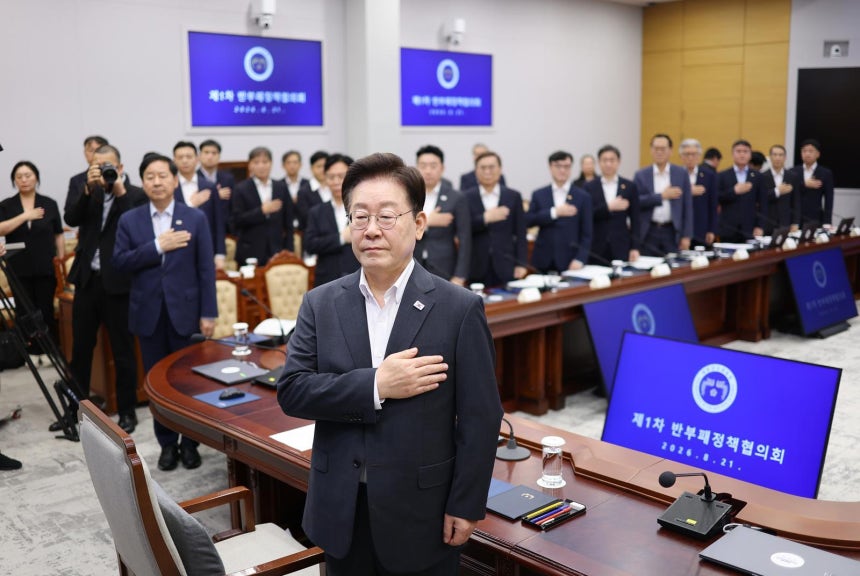 이재명 대통령이 21일 청와대에서 열린 국민주권정부 제1차 반부패정책협의회에서 국민의례를 하고 있다. (청와대통신사진기자단) 2026.08.21. 
