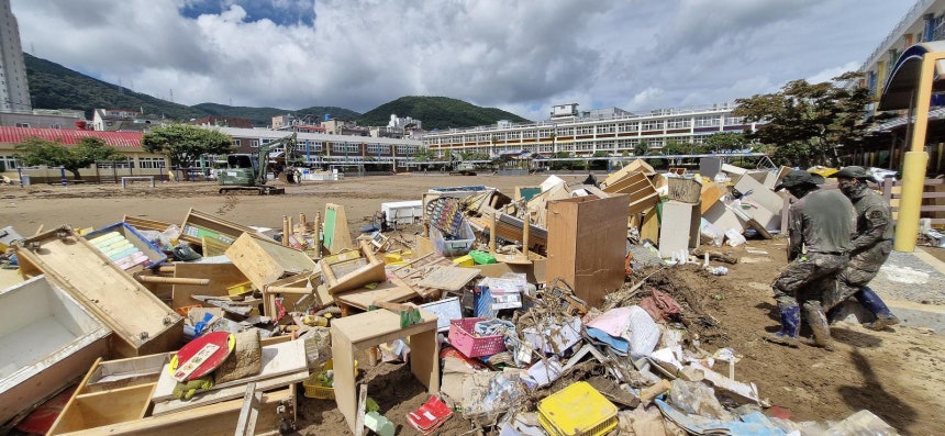 19일 경남 거제시 장평초등학교에서 육군 제39보병사단 기동·공병대대 장병들이 수해 복구 작업을 하고 있다. 2026.8.19    </div>

    <div class=