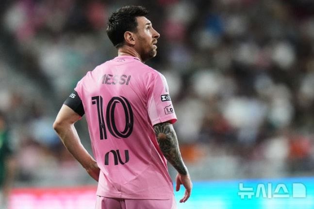 ‘축신’도 흥분했나…<b>메시</b>, 17살 어린 상대선수 <b>목덜미</b> ‘퍽’ <b>가격</b>
