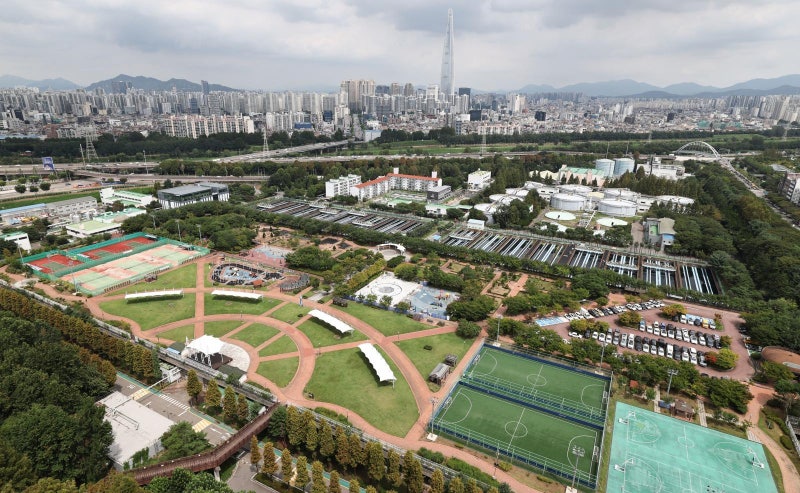 <b>오세훈</b> “<b>용산공원</b> 대신 탄천”…<b>김윤덕</b> “자료 주면 검토”
